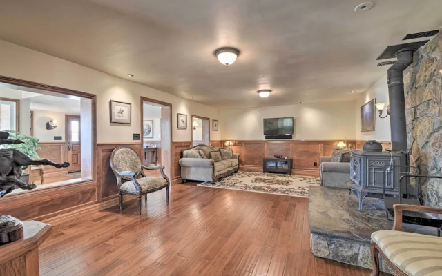 Historic Mariposa Stagecoach Stop w/ Gas Fire Pit!