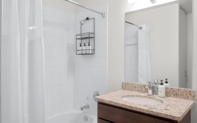 Chicago | Contactless! Family Friendly 2BD/2BA + Kitchen, W/D