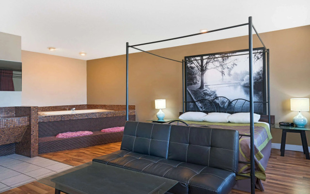 Super 8 by Wyndham Marshall MN