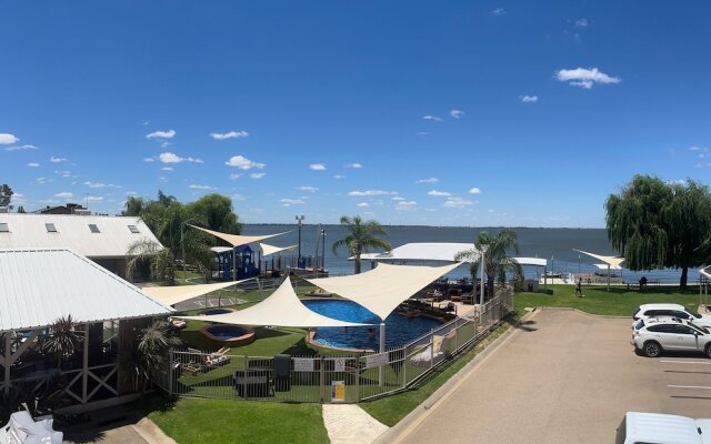 Lake Edge Resort