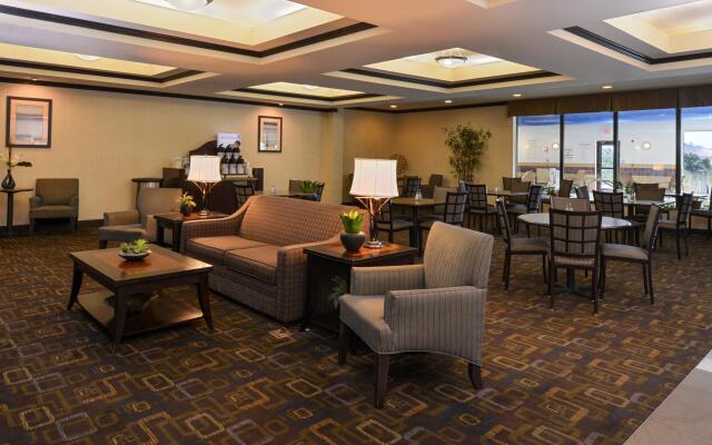 Holiday Inn Express and Suites Fairmont by IHG