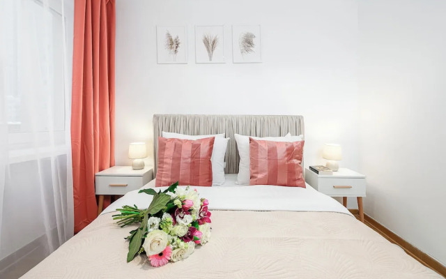 Lumina opposite the Palace of Culture