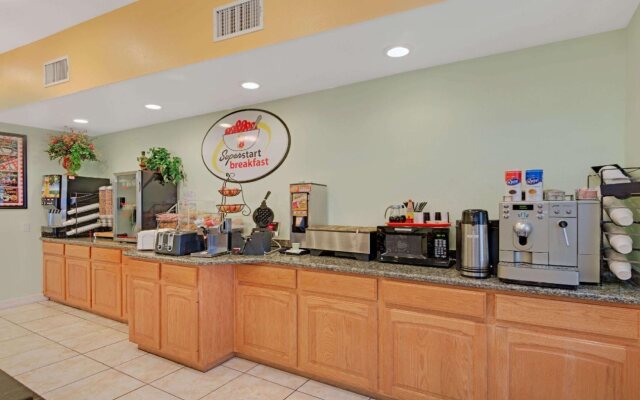 Super 8 by Wyndham Austin/Airport North