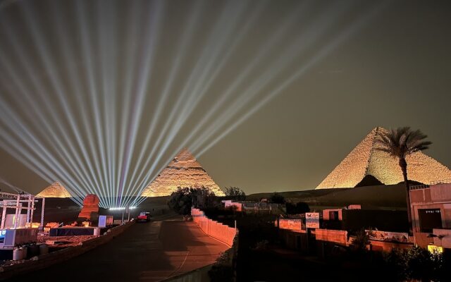 The Gate Hotel Front Pyramids & Sphinx View