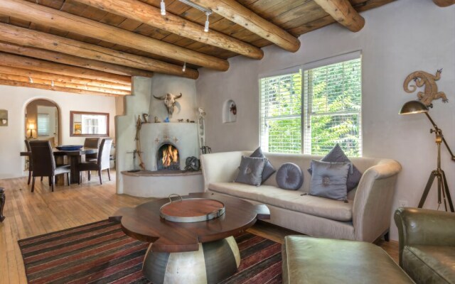 La Luz - Luxurious East Side Adobe With Hot Tub and Kiva Fireplace, Walk Everywhere