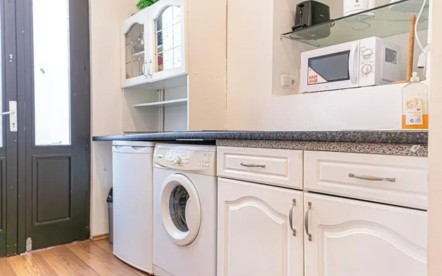 Bright 1BR Apt Perfect for Long Stays
