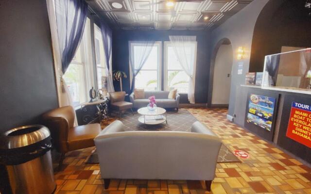 Nine20 Collins Apartments by Lowkl