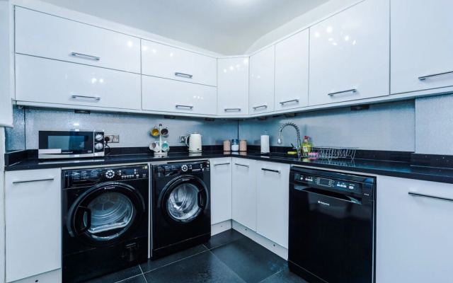 The Seedley 4 Bedroom House - Salford