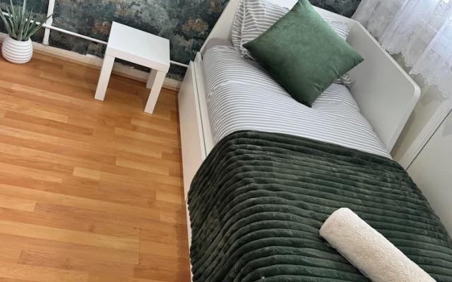 Smethwick - House - Sleeps 8 - Parking