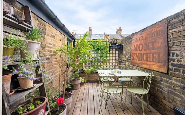 Charming Home With Roof Terrace in East London by Underthedoormat