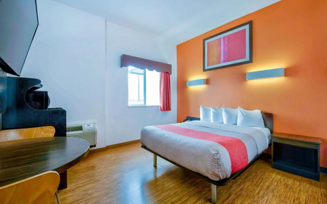 Motel 6 Eagle Pass, TX - Lakeside