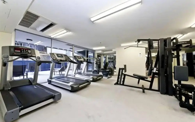 2BR Stunning Views CBD Pool Gym Netflix