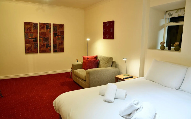 The Knighton Apartment by Paymán Club