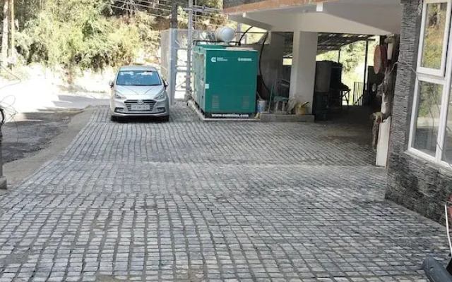 The Whitestone Inn & Suites Manali