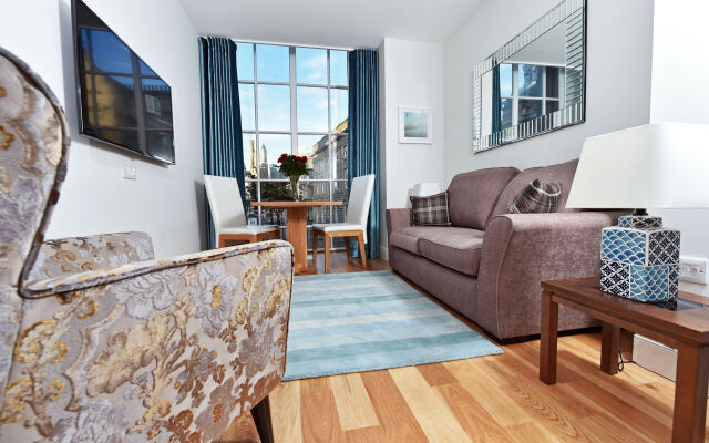 Royal Athenaeum Suites