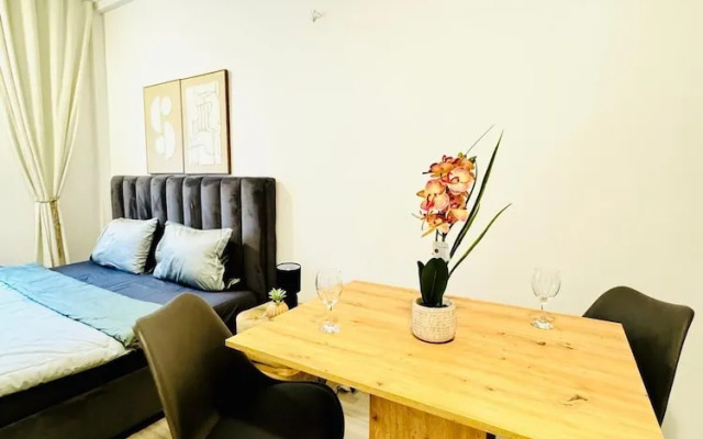 Spacious 7BR Apartment Prime Location