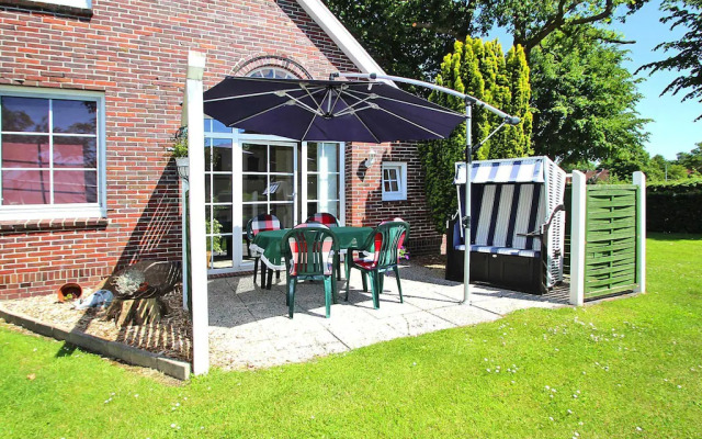 Terraced house in Strackholt with terrace