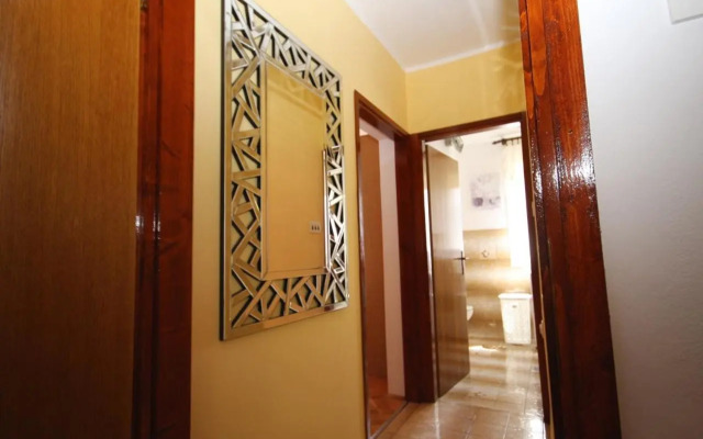 Two bedroom apartment, nice neighborhood, free parking, WiFi