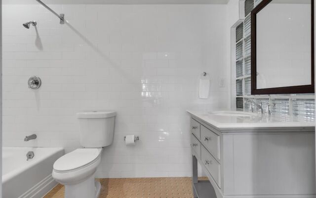 Modern & Fashionable Apartment w/Pool and Garden