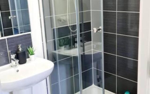 Stylish 2 bedroom Apartment / FREE Gated Parking