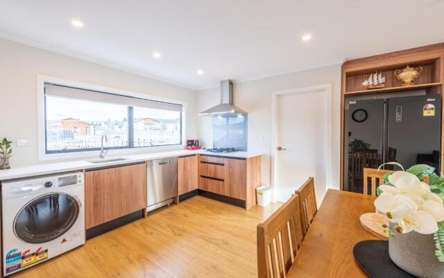 Mirror Lake Apartment