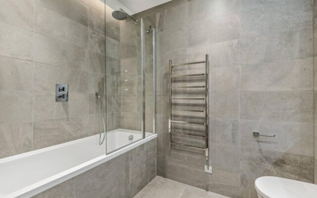 Luxury High Rise two Bedroom Flat Battersea