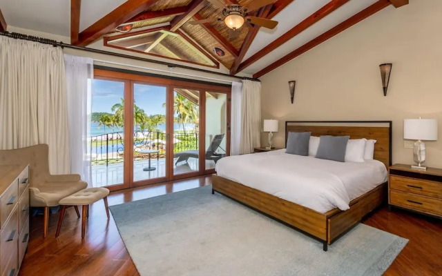 Exquisitely Adorned Luxury Unit Right on Flamingo Beach Sleeps 6