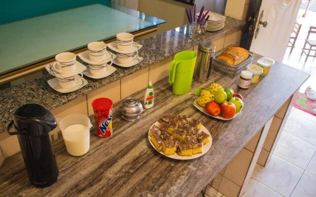 Fica, Vai ter Bolo Hostel