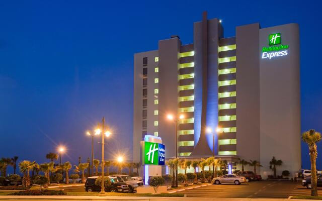 Holiday Inn Express & Suites Oceanfront, an IHG Hotel