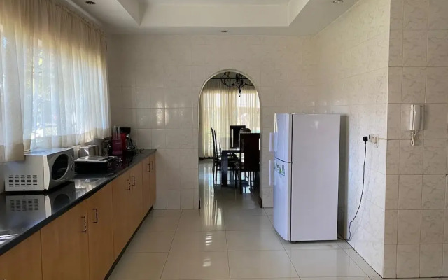 Luxurious 4 bed With Pool in Helensvale - 2255