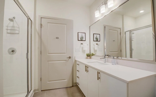 FRONTDESK Main & Clay Apts Butcḣertown Louisville