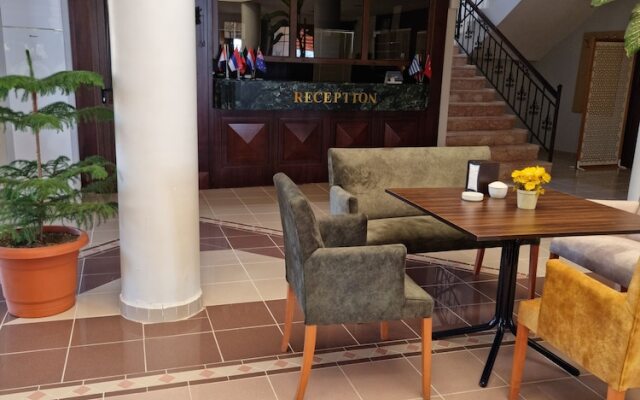 Flora Hotel