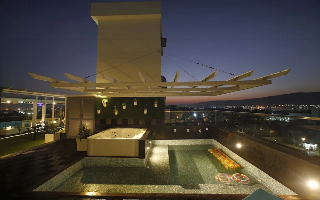 Xenious LN Courtyard Hotel