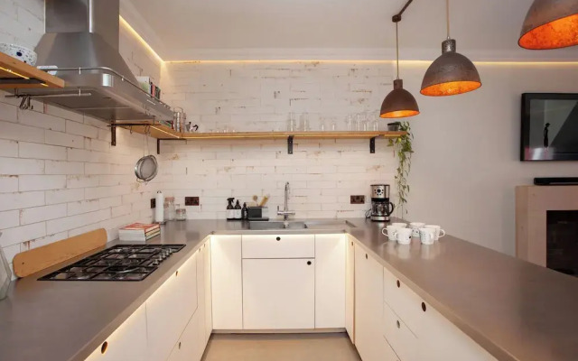 Higgihaus Apt1 36 37 Royal York Cres