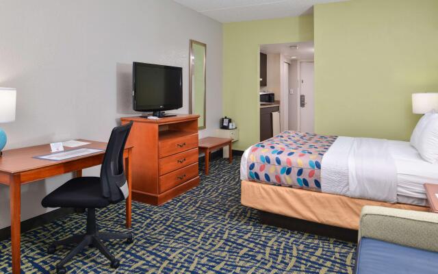 Best Western Plus Holiday Sands Inn & Suites