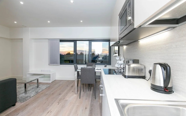 Deluxe Heathrow Apartments & Parking