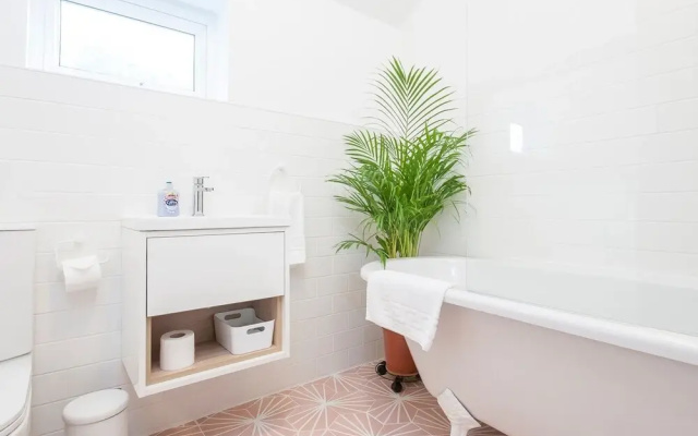 Spacious Victorian Canton Home, Sleeps 8 W/parking