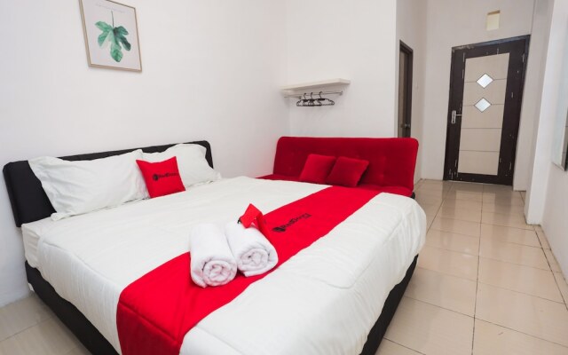 RedDoorz near Plaza Araya 2