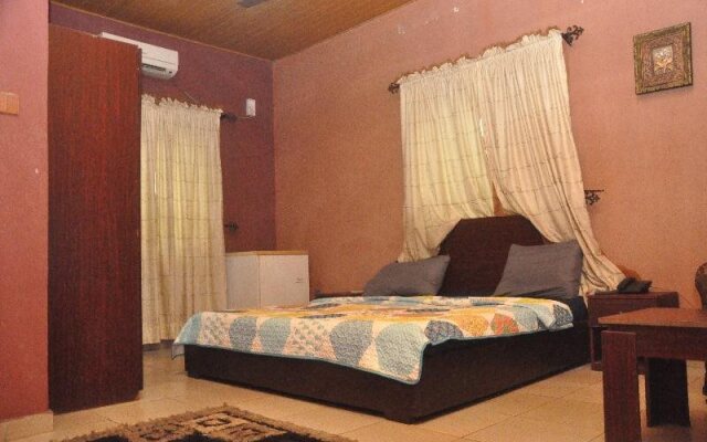 Oyins Holiday Inn