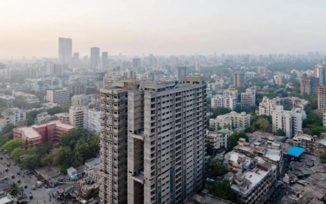 OYO 30597 Pleasant Apartment Malad East