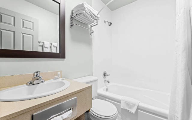 Super 8 by Wyndham Saskatoon Near Saskatoon Airport