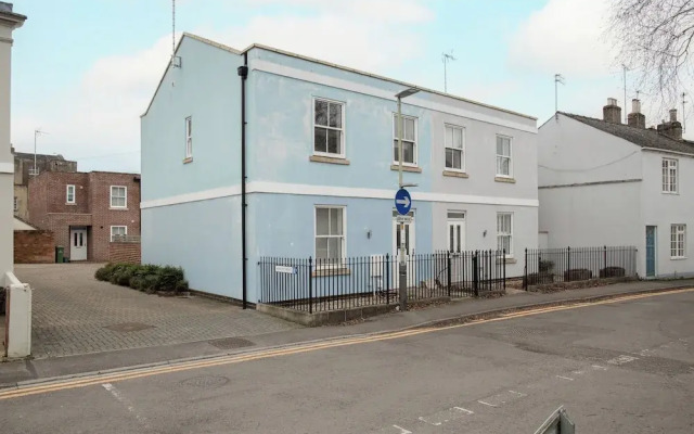 Stunning 2 BD with Patio & Free Parking