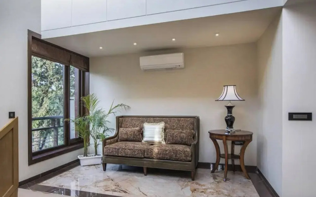 A Majestic and Luxurious Villa Overlooking the Ganges