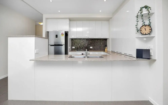 City Centre Apartment with Mountain View