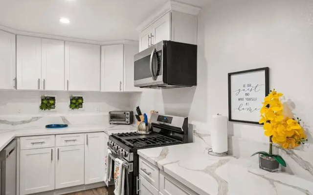 The Avalon - Modern Colorful w Private Parking
