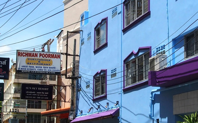 Richman Poorman Guesthouse