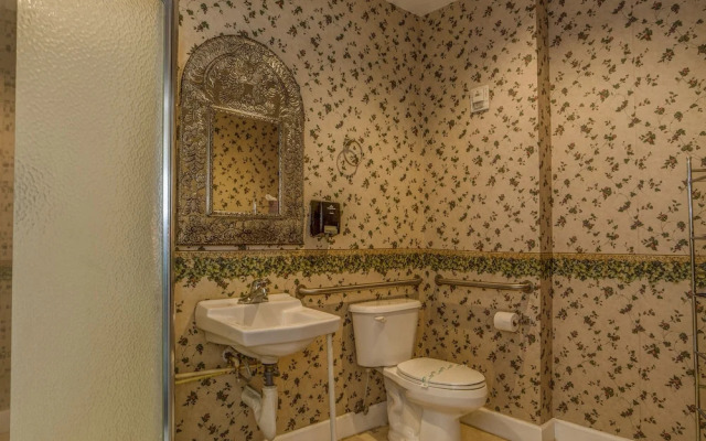 Peninsula Bed & Cocktails