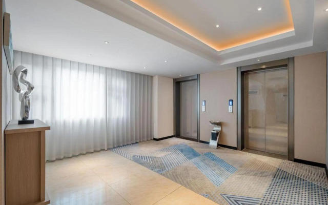 Echarm Hotel (Changsha High-Speed Rail South Station Wujian Sky Street)