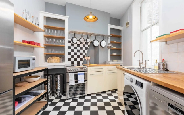 Stylish 2 Bedroom Converted Victorian Storefront