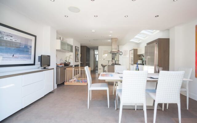 Luxury Barnes Family Home with Garden